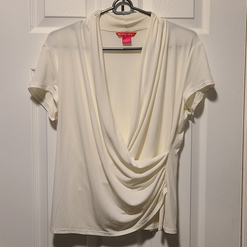 SUNNY LEIGH FAUX CROSSOVER DRAPED FRONT SHORT SLEEVE TOP, SIZE L